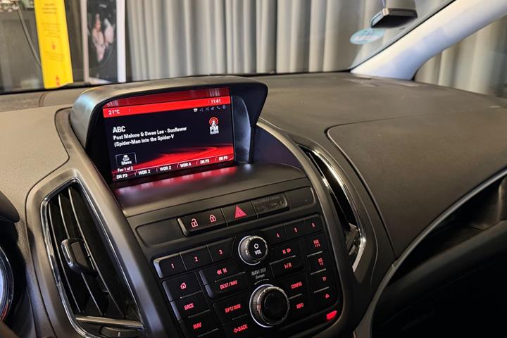 Sort Opel Zafira Tourer fra 2014