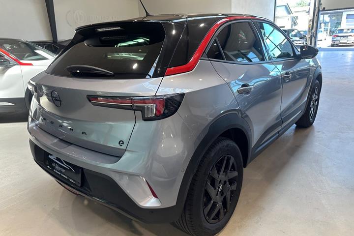 Grå Opel Mokka-e fra 2024