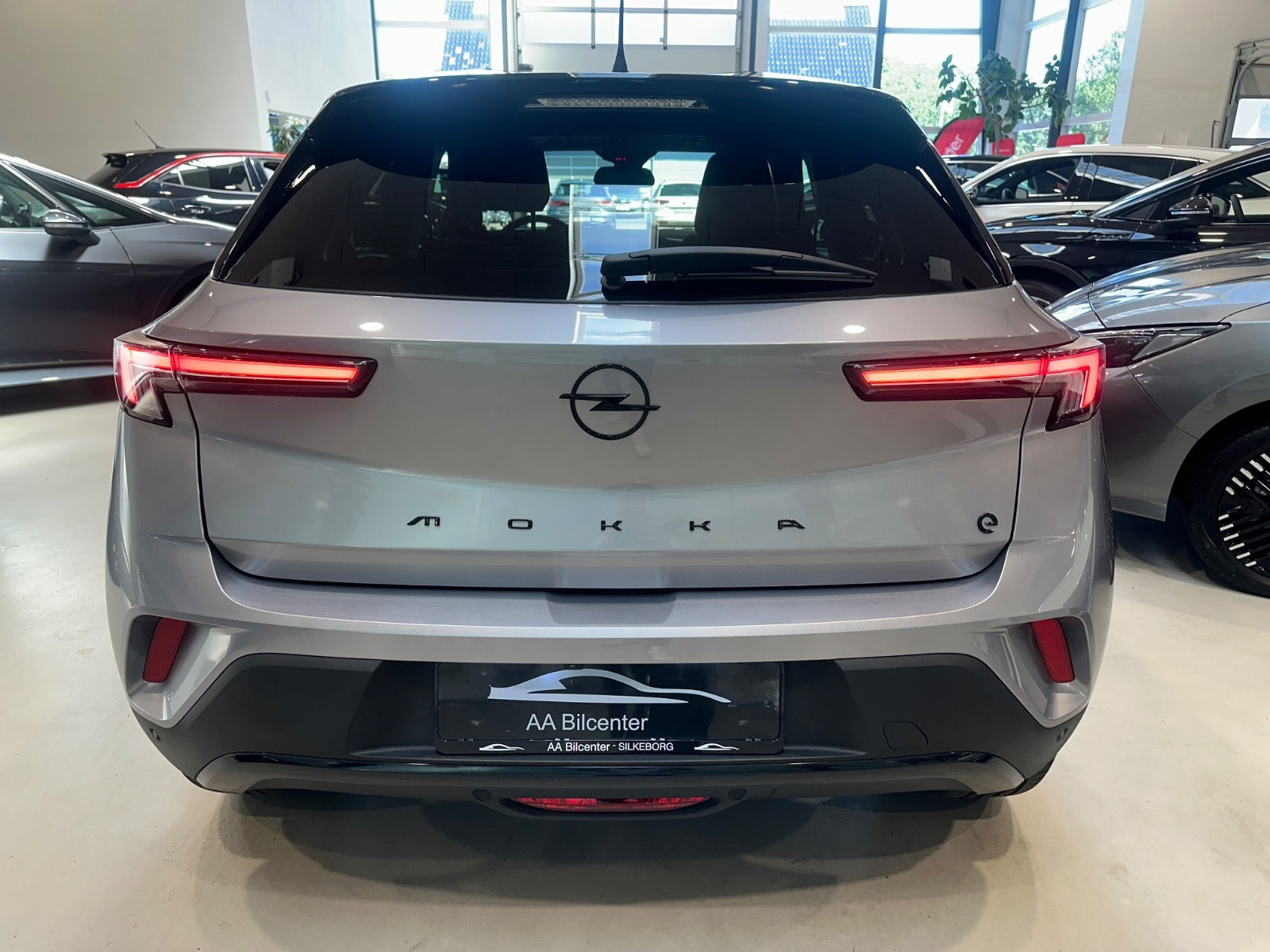 Grå Opel Mokka-e fra 2024