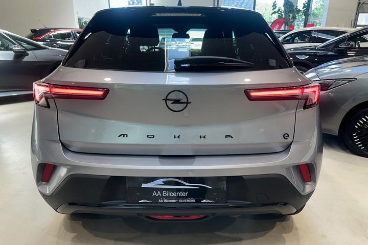 Grå Opel Mokka-e fra 2024