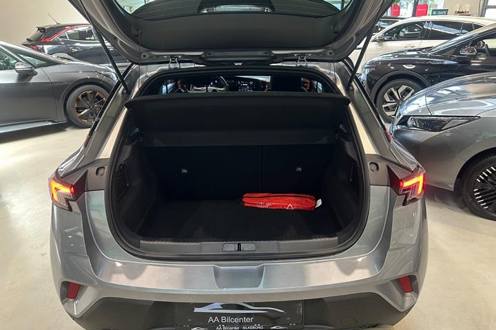 Grå Opel Mokka-e fra 2024