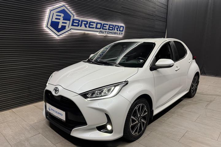 Hvid Toyota Yaris fra 2021 set udefra