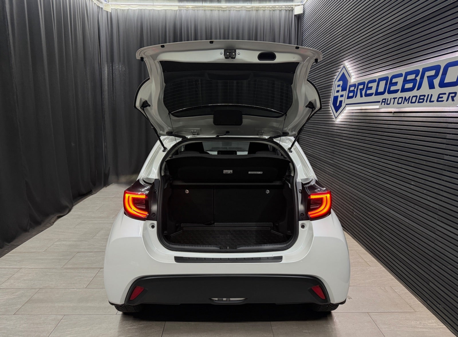 Hvid Toyota Yaris fra 2021