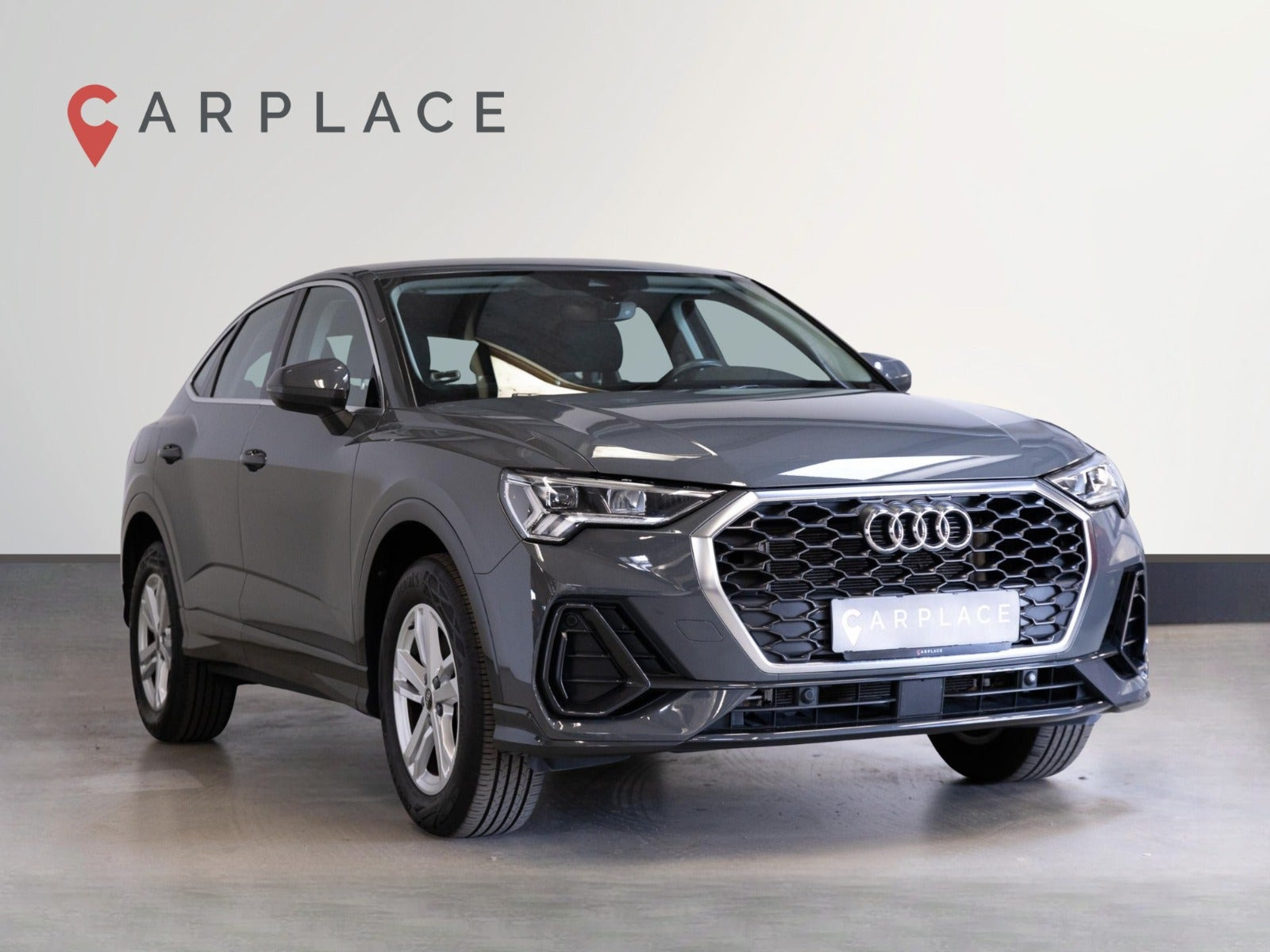 Grå Audi Q3 fra 2022