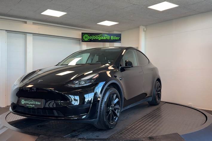 Sort Tesla Model Y fra 2023