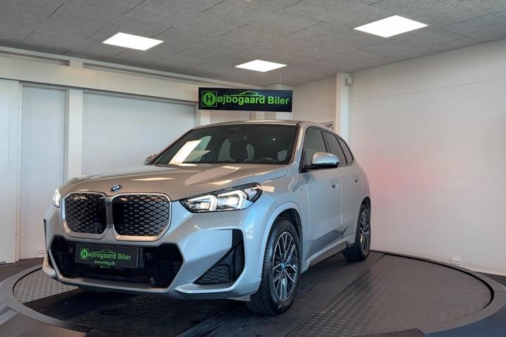 Sølv BMW iX1 fra 2024 set udefra