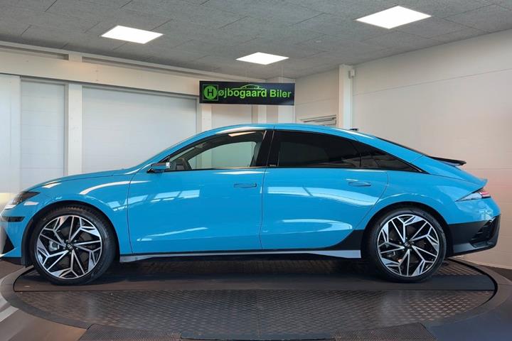Blå Hyundai Ioniq 6 fra 2023