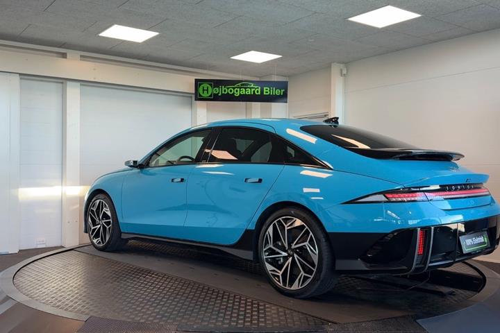 Blå Hyundai Ioniq 6 fra 2023