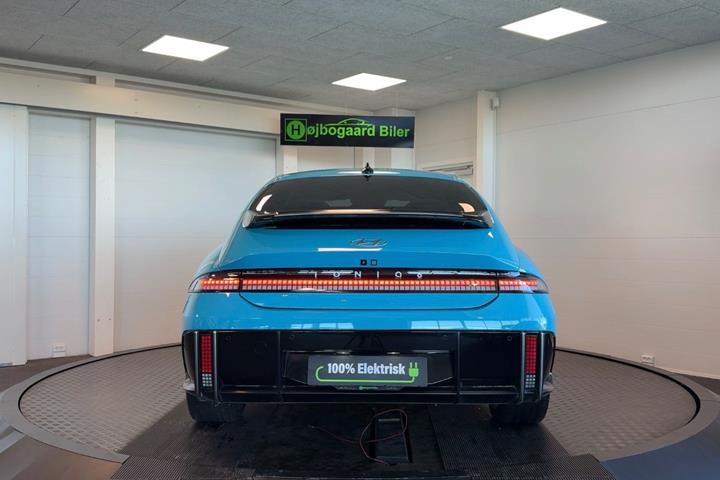 Blå Hyundai Ioniq 6 fra 2023