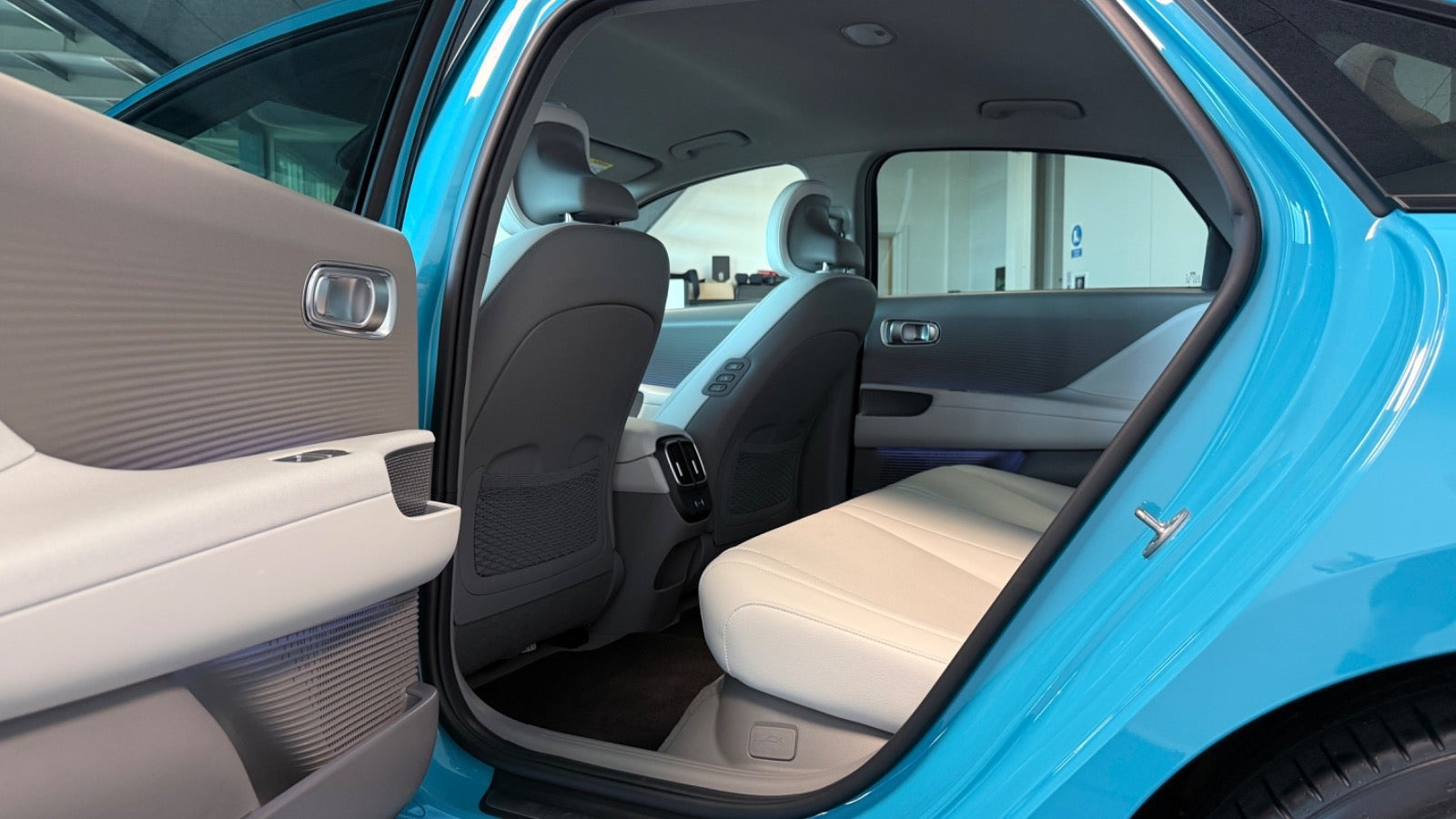 Blå Hyundai Ioniq 6 fra 2023