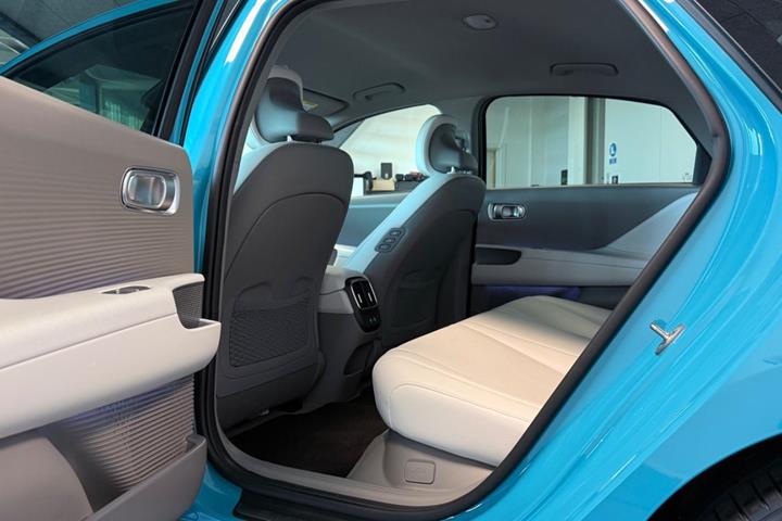 Blå Hyundai Ioniq 6 fra 2023