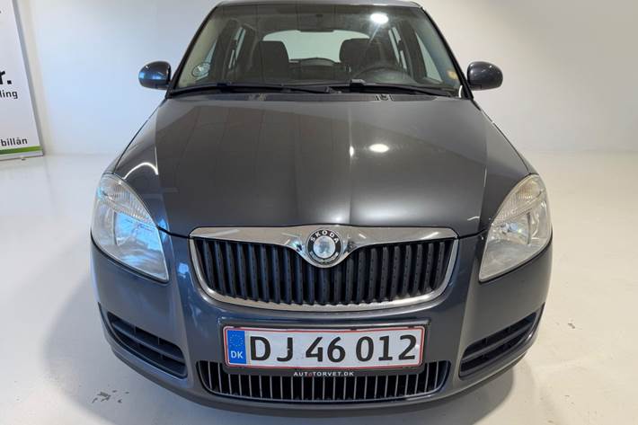 Grå Skoda Fabia fra 2009