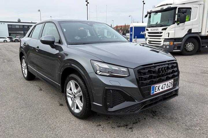 Grå Audi Q2 fra 2026 set udefra