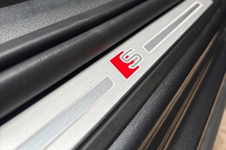Grå Audi Q2 fra 2026
