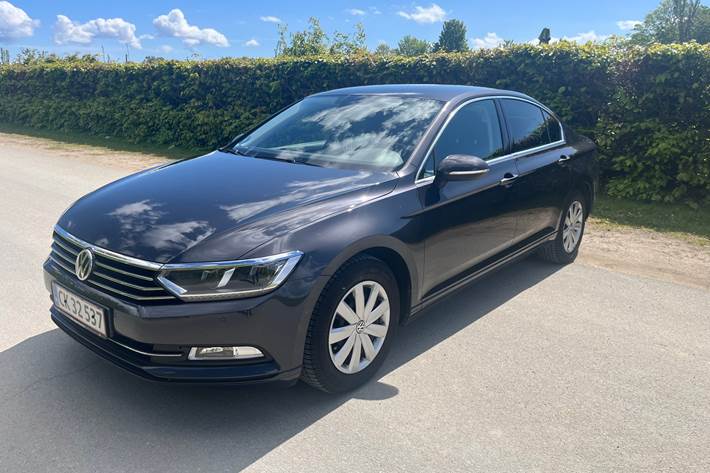 Grå VW Passat fra 2019