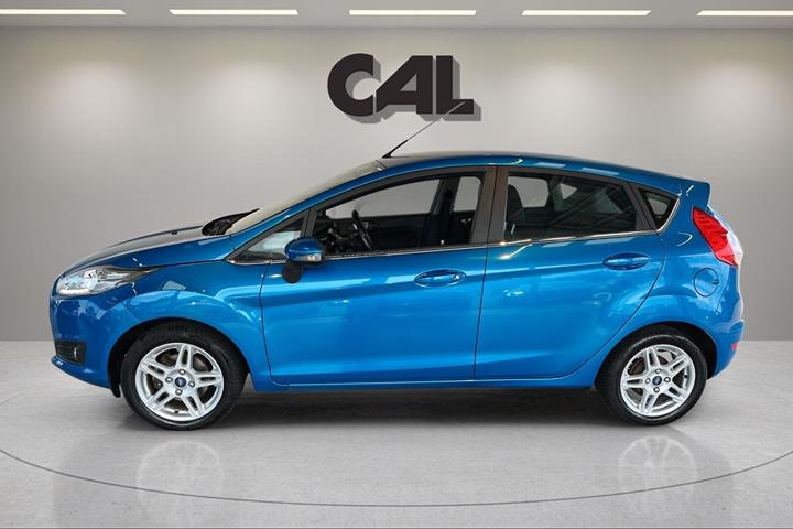 Blå Ford Fiesta fra 2014