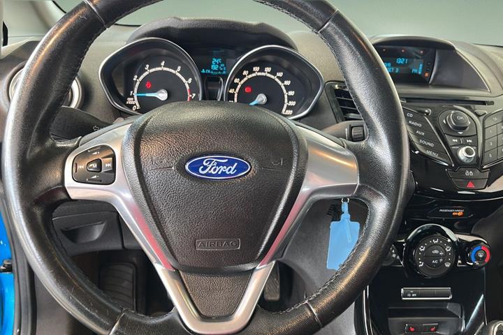 Blå Ford Fiesta fra 2014