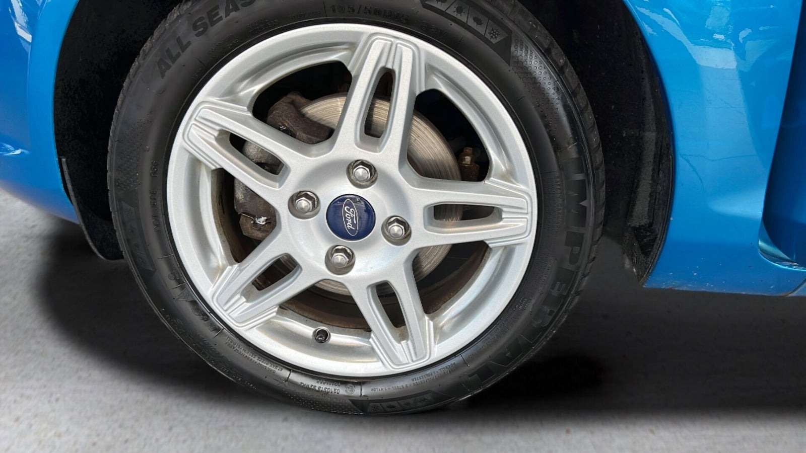 Blå Ford Fiesta fra 2014