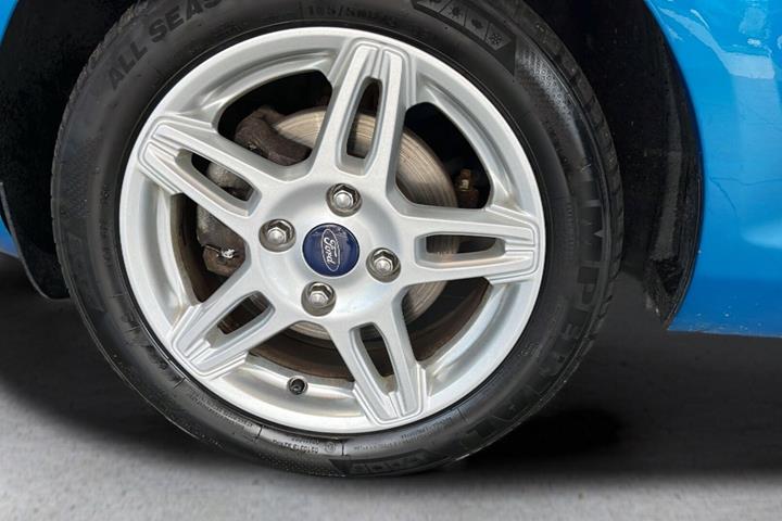 Blå Ford Fiesta fra 2014