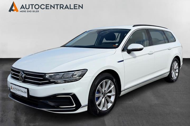 Hvid VW Passat fra 2021 set udefra
