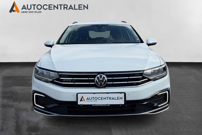 Hvid VW Passat fra 2021