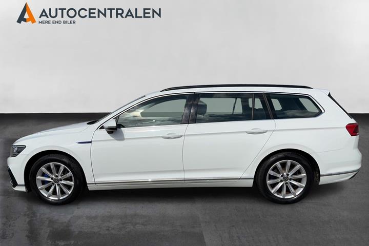 Hvid VW Passat fra 2021