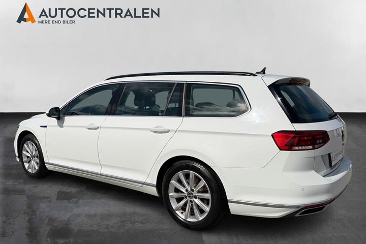 Hvid VW Passat fra 2021