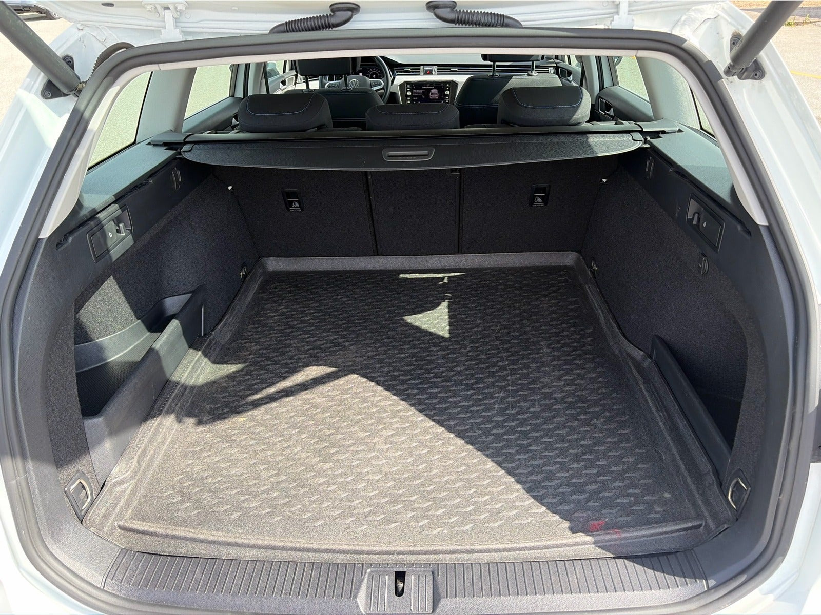 Hvid VW Passat fra 2021