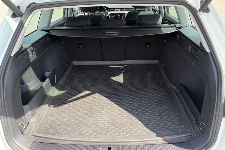 Hvid VW Passat fra 2021