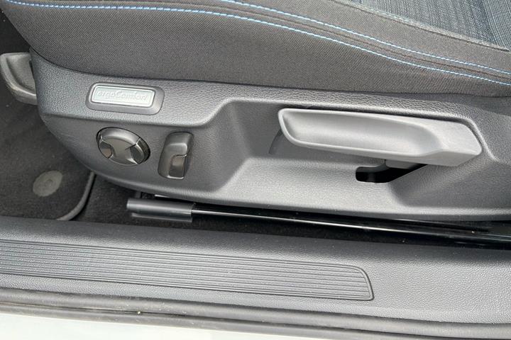 Hvid VW Passat fra 2021