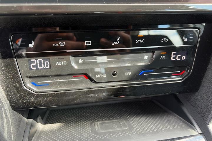 Hvid VW Passat fra 2021