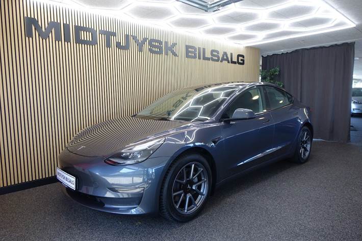 Grå Tesla Model 3 fra 2023