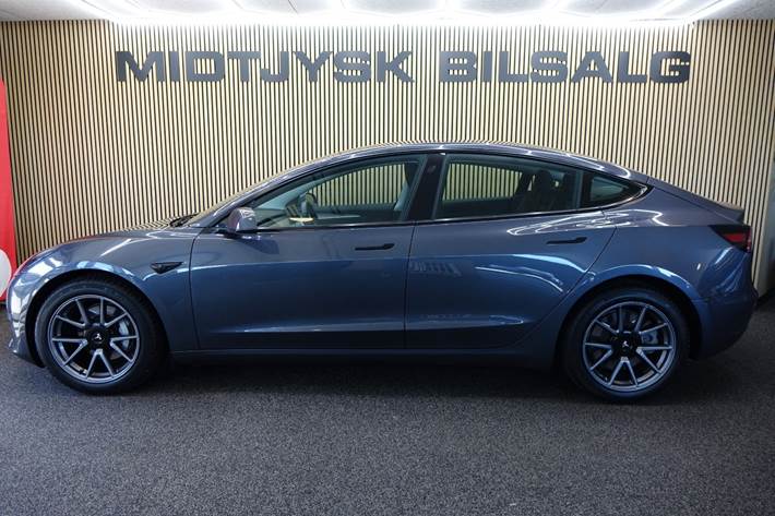 Grå Tesla Model 3 fra 2023