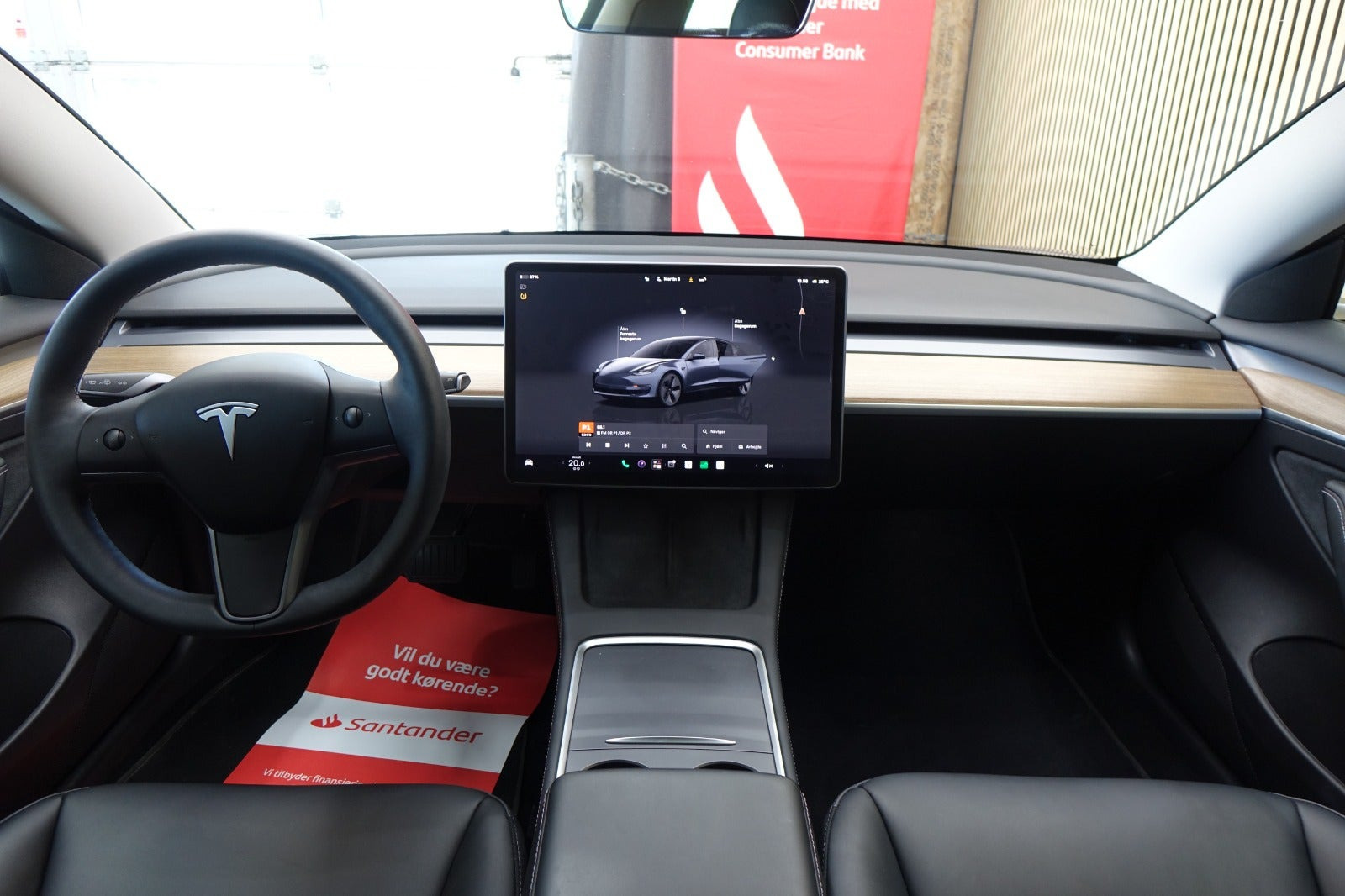 Grå Tesla Model 3 fra 2023