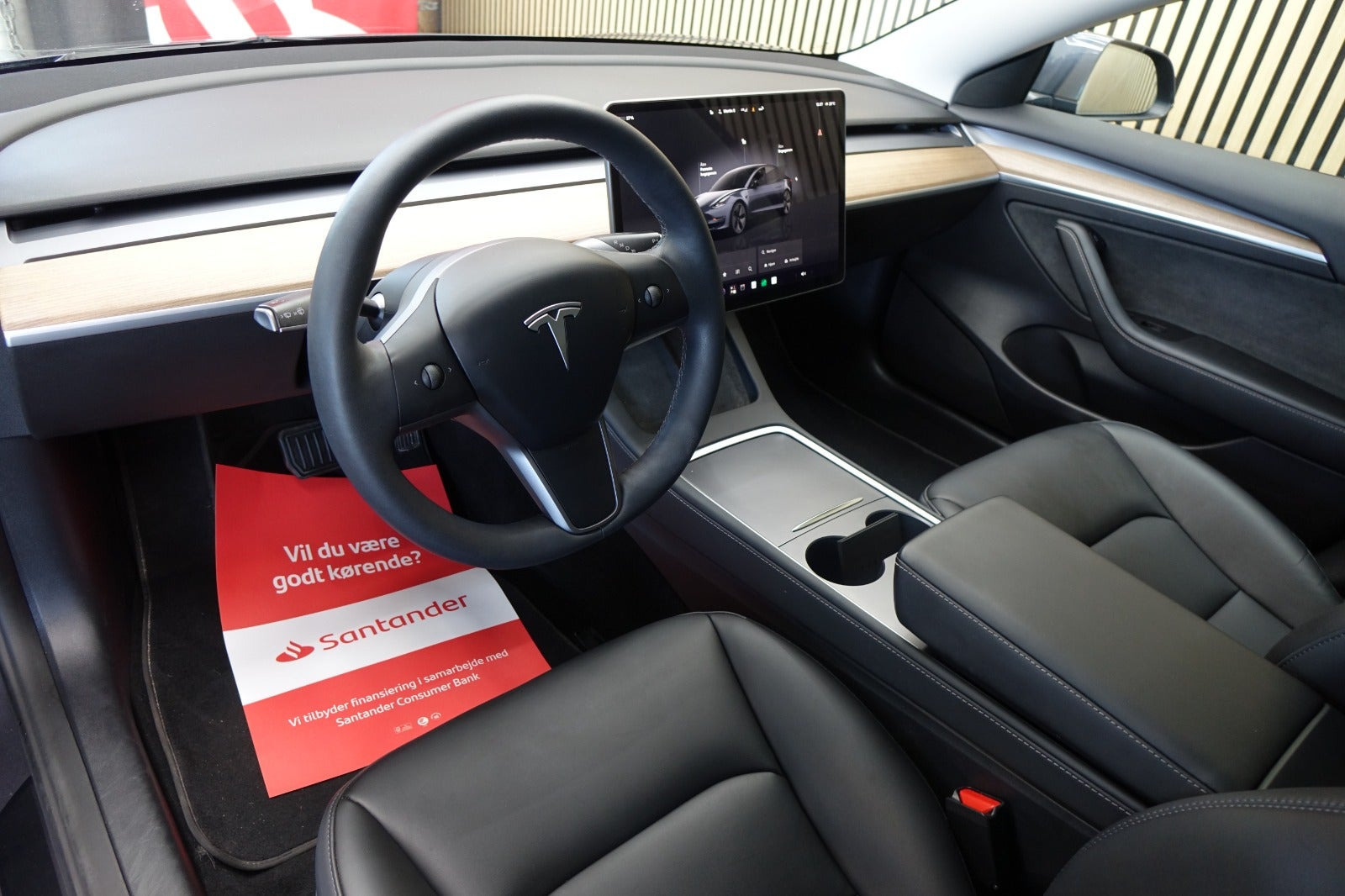 Grå Tesla Model 3 fra 2023