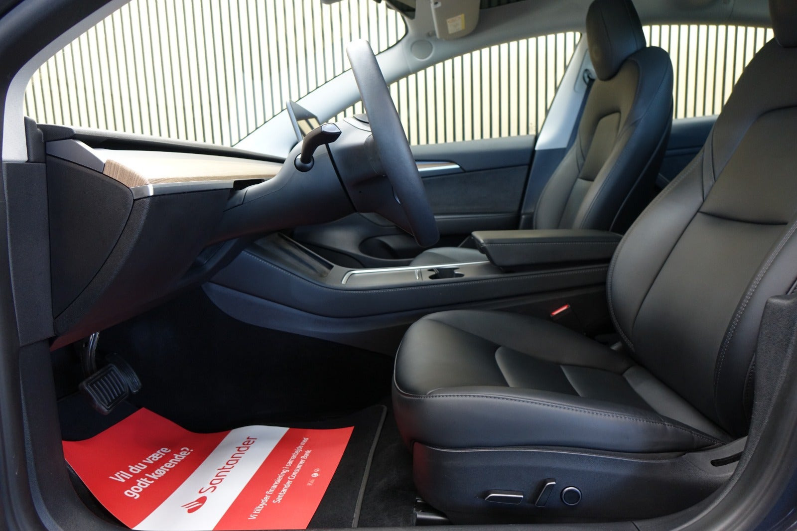Grå Tesla Model 3 fra 2023