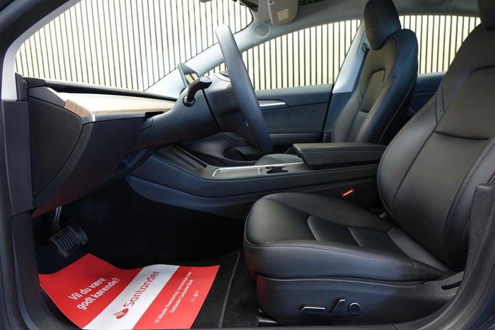 Grå Tesla Model 3 fra 2023