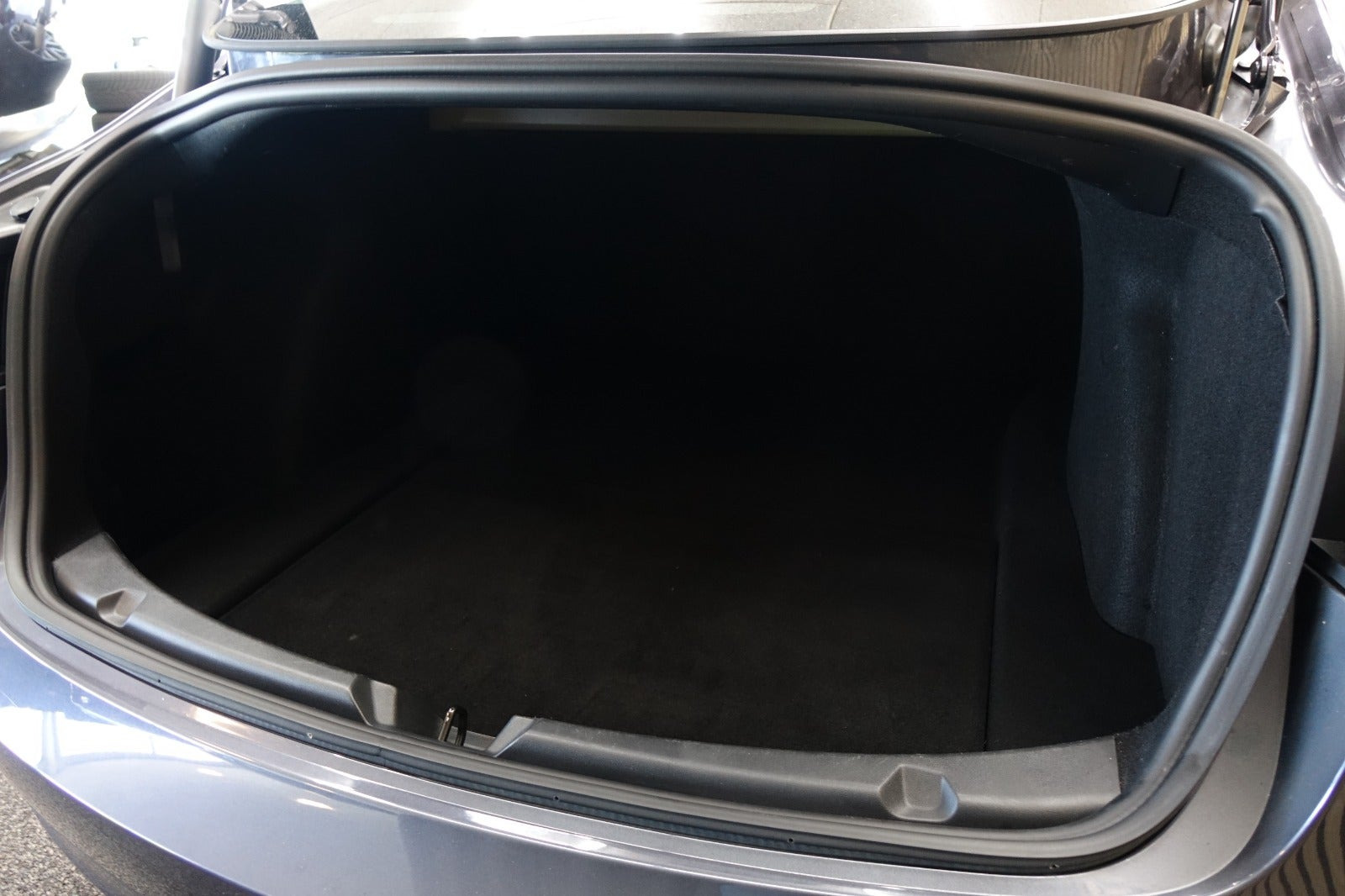 Grå Tesla Model 3 fra 2023