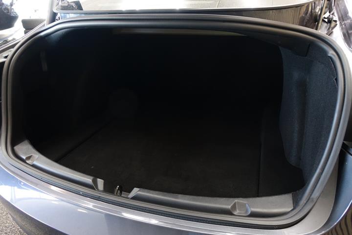 Grå Tesla Model 3 fra 2023