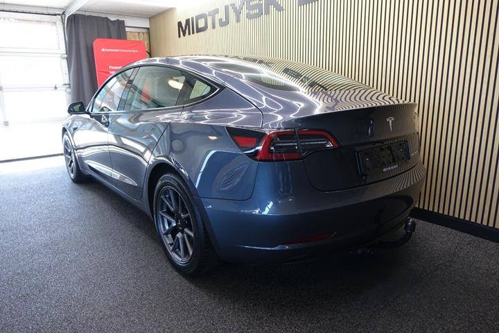 Grå Tesla Model 3 fra 2023