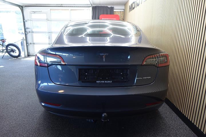 Grå Tesla Model 3 fra 2023