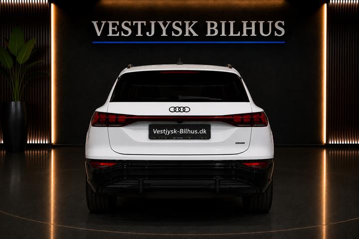Hvid Audi Q6 e-tron fra 2025