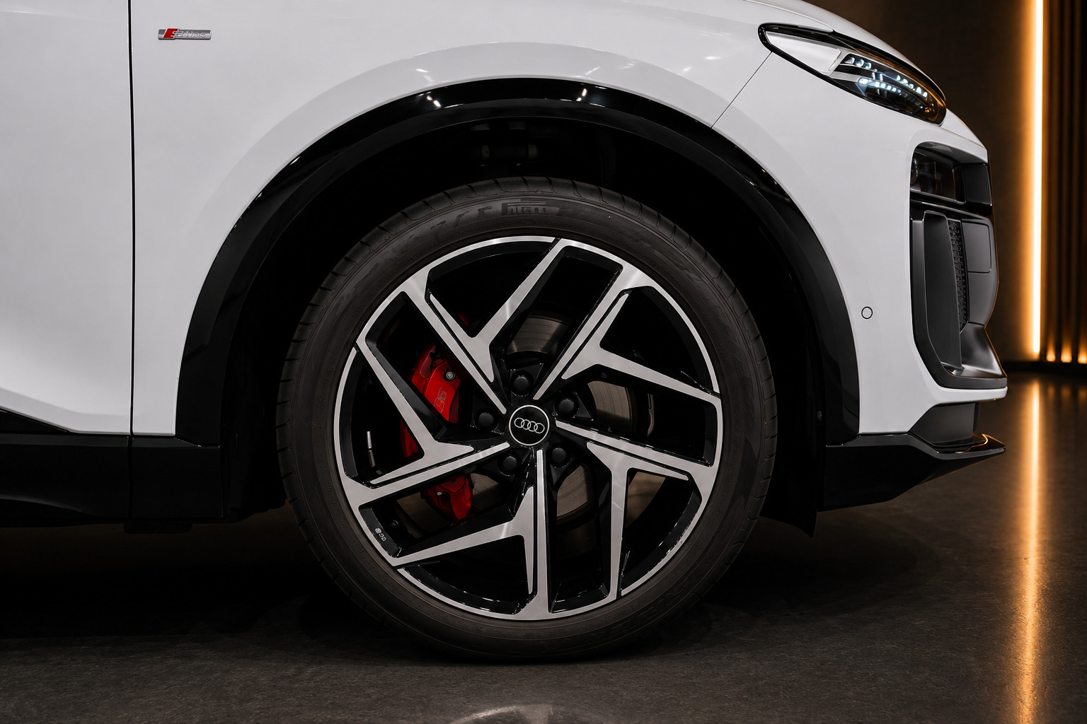 Hvid Audi Q6 e-tron fra 2025