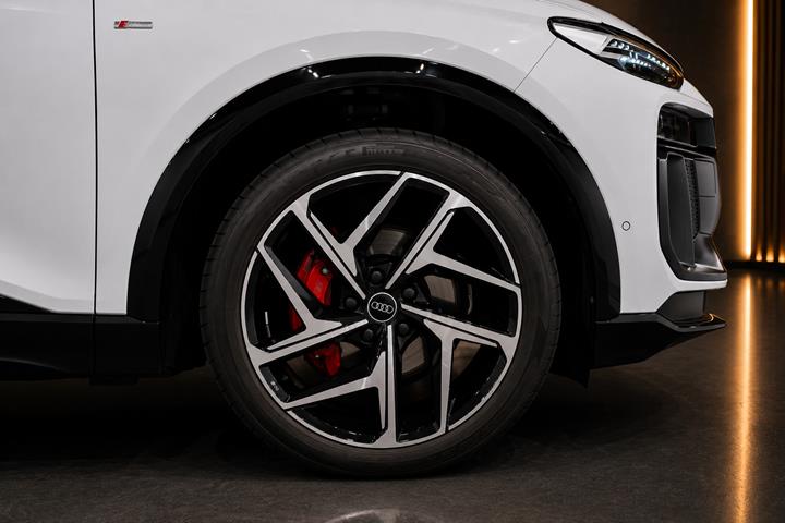Hvid Audi Q6 e-tron fra 2025