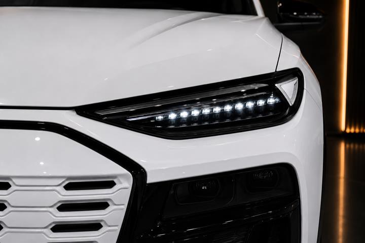Hvid Audi Q6 e-tron fra 2025