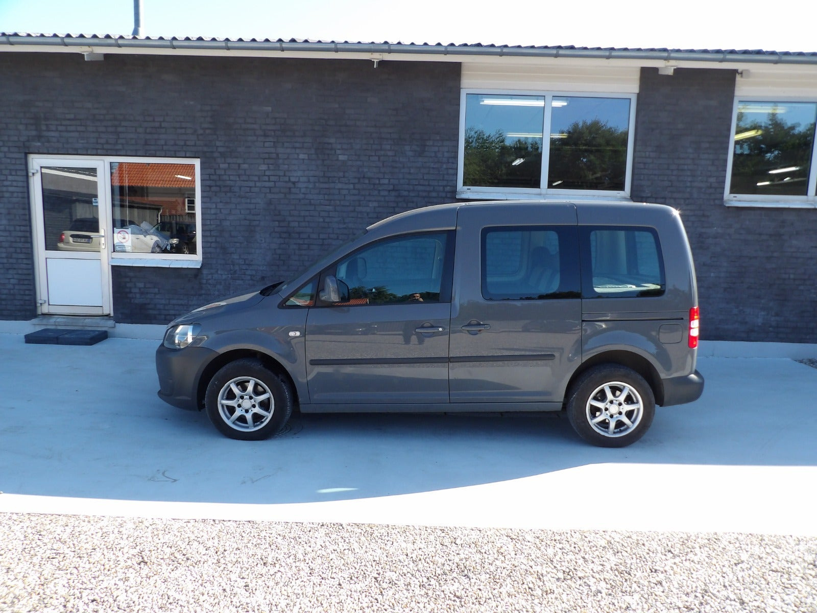 Grå VW Caddy fra 2012