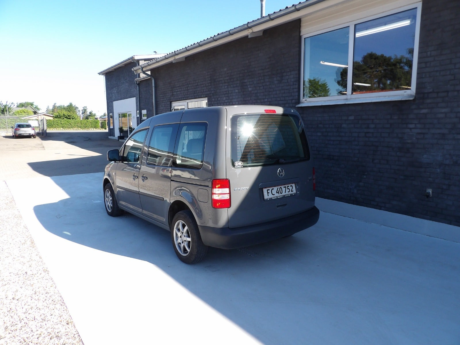 Grå VW Caddy fra 2012