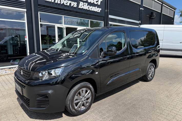 Sort Peugeot Partner fra 2022 set udefra