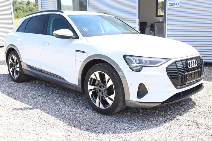 Hvid Audi e-tron fra 2021