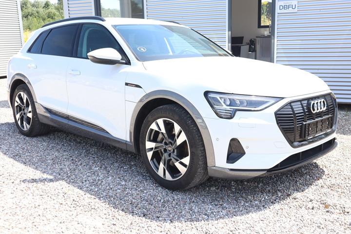 Hvid Audi e-tron fra 2021 set udefra